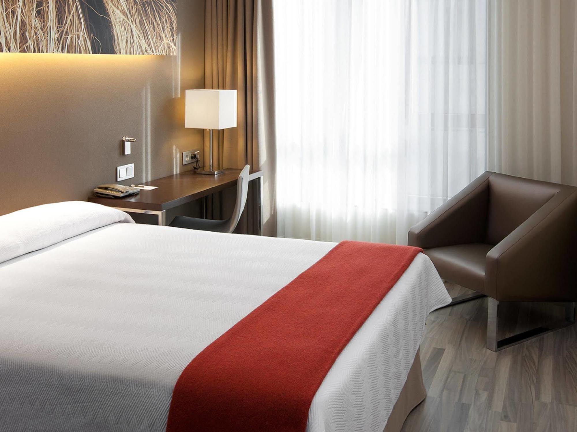 Nh Barcelona Diagonal Center Hotell Exteriör bild